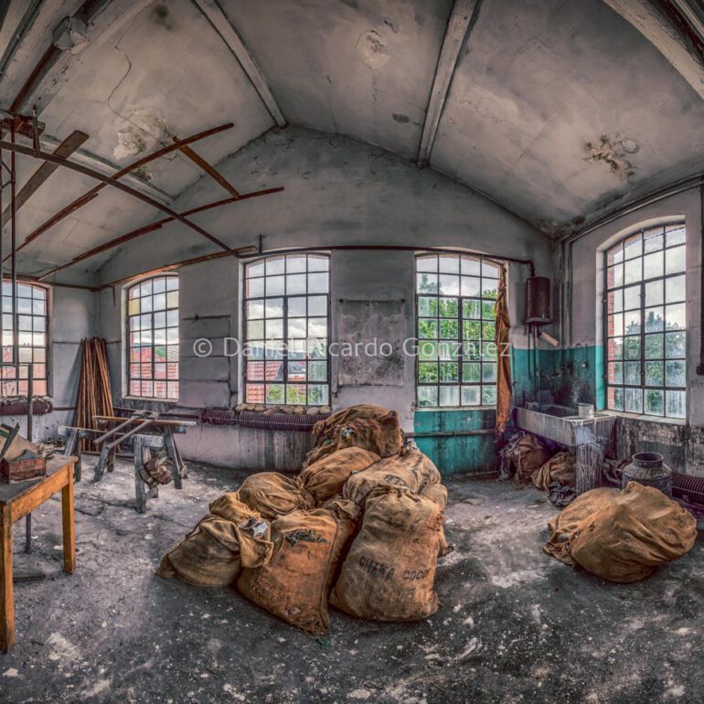 Alte verlassene Leder Farbrik mit Schreibtisch also Panorama. Old abandoned leather farbrik with desk so panorama.