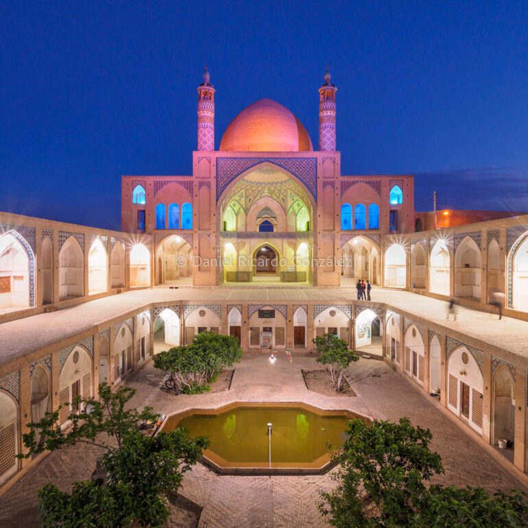 Bunt beleuchtete Moschee Kashan Orient Iran