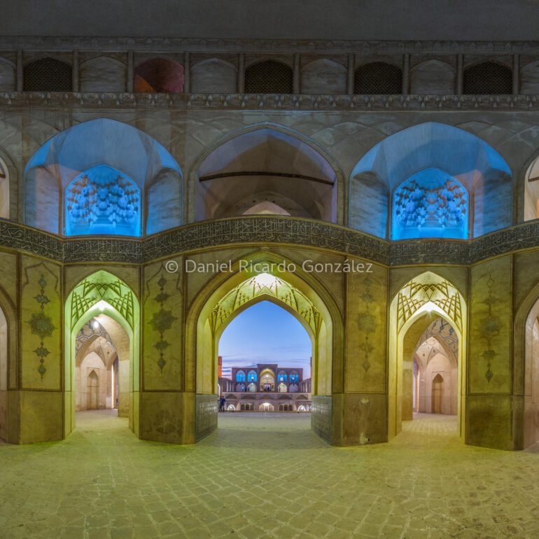 Bunt beleuchtete Moschee Panorama Kashan Orient Iran