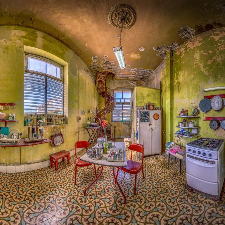 Verlassener Ort Küche Esszimmer alte Villa Kolonial Havanna Kuba. Abandoned Place Kitchen Dining Room Old Villa Colonial Havana Cuba.