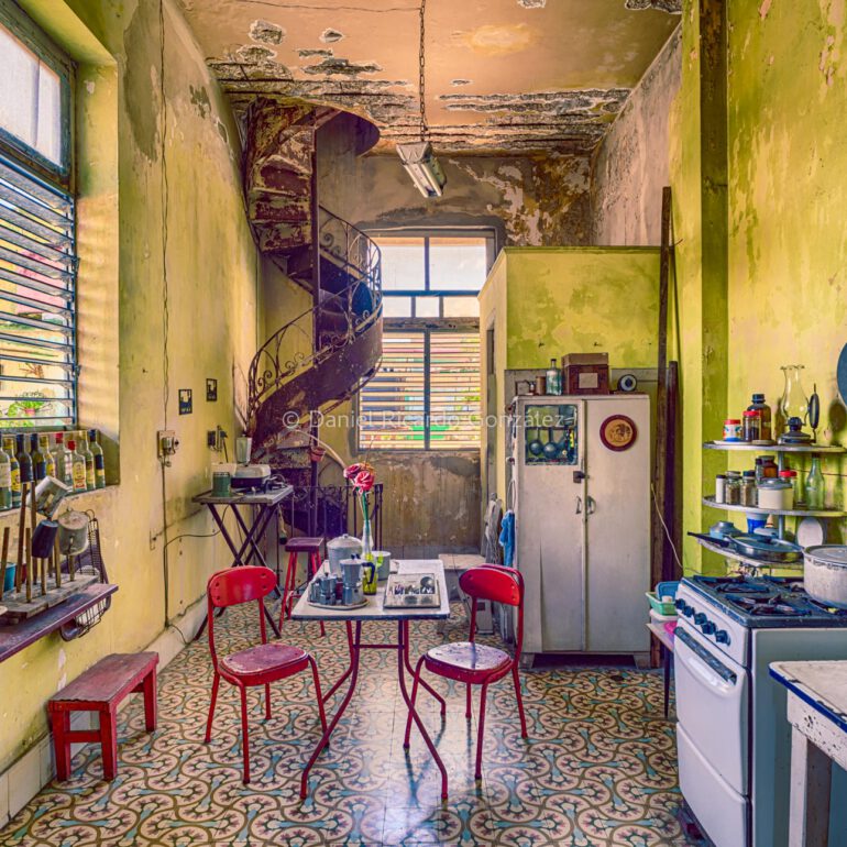 Verlassener Ort Küche Esszimmer alte Villa Kolonial Havanna Kuba. Abandoned Place Kitchen Dining Room Old Villa Colonial Havana Cuba.