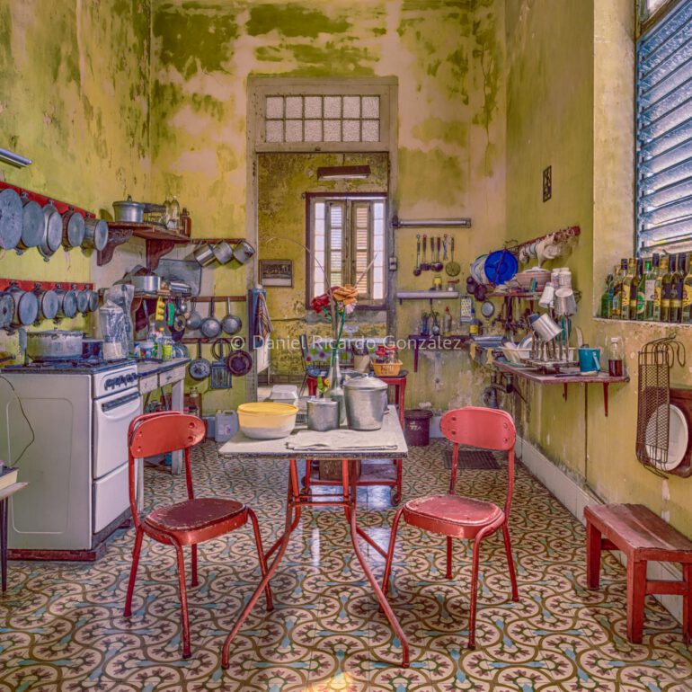 Verlassener Ort Küche Esszimmer alte Villa Kolonial Havanna Kuba. Abandoned Place Kitchen Dining Room Old Villa Colonial Havana Cuba.