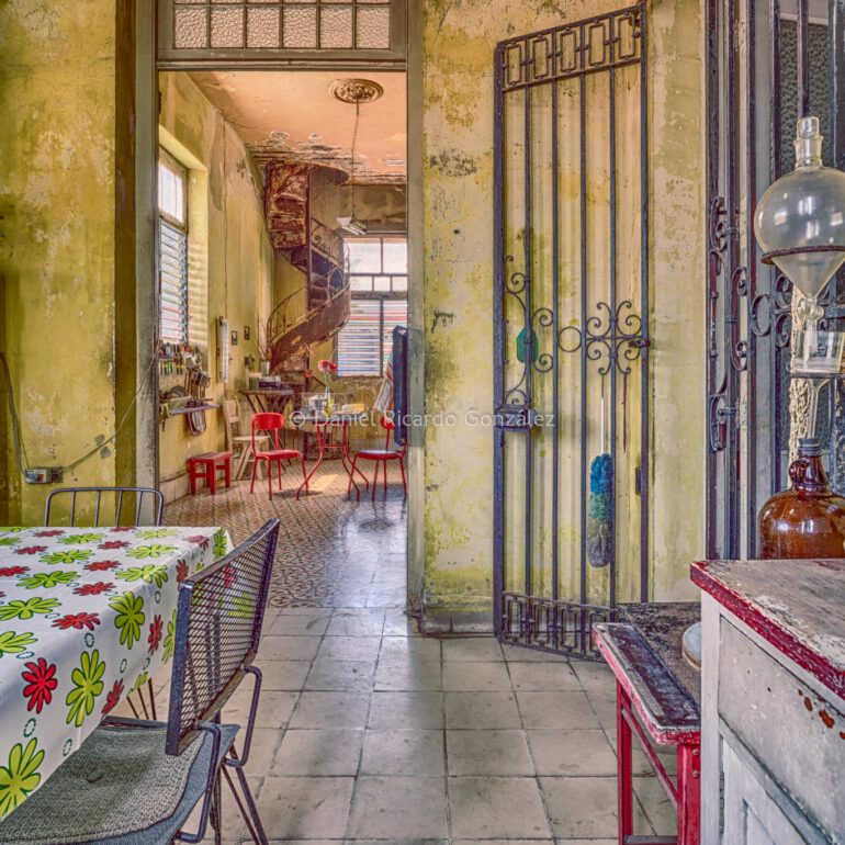 Verlassener Ort Küche Esszimmer alte Villa Kolonial Havanna Kuba. Abandoned Place Kitchen Dining Room Old Villa Colonial Havana Cuba.