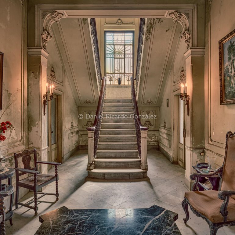 Verlassener Ort Flur alte Villa Kolonial Havanna Kuba. Abandoned place hallway old villa Colonial Havana Cuba.