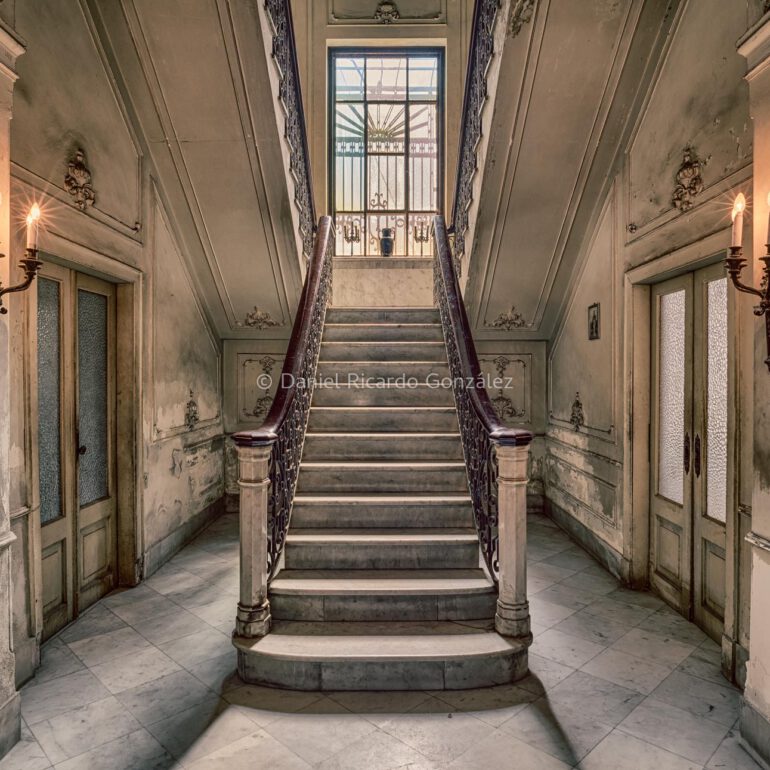 Verlassener Ort Flur alte Villa Kolonial Havanna Kuba. Abandoned place hallway old villa Colonial Havana Cuba.