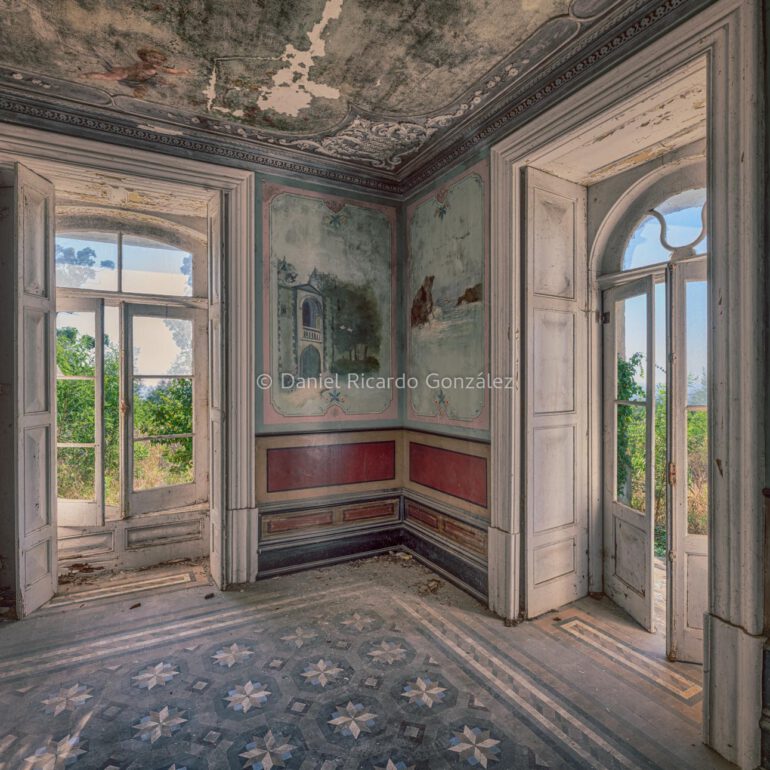 Verlassenes und verfallenes Chalet in Portugal. Abandoned and morbid chalet in Portugal.