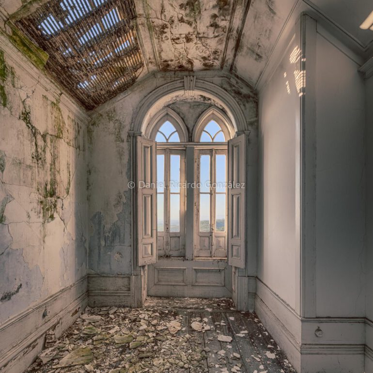 Verlassenes und verfallenes Chalet in Portugal. Abandoned and morbid chalet in Portugal.