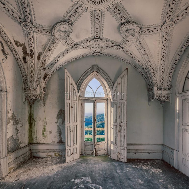 Verlassenes und verfallenes Chalet in Portugal. Abandoned and morbid chalet in Portugal.