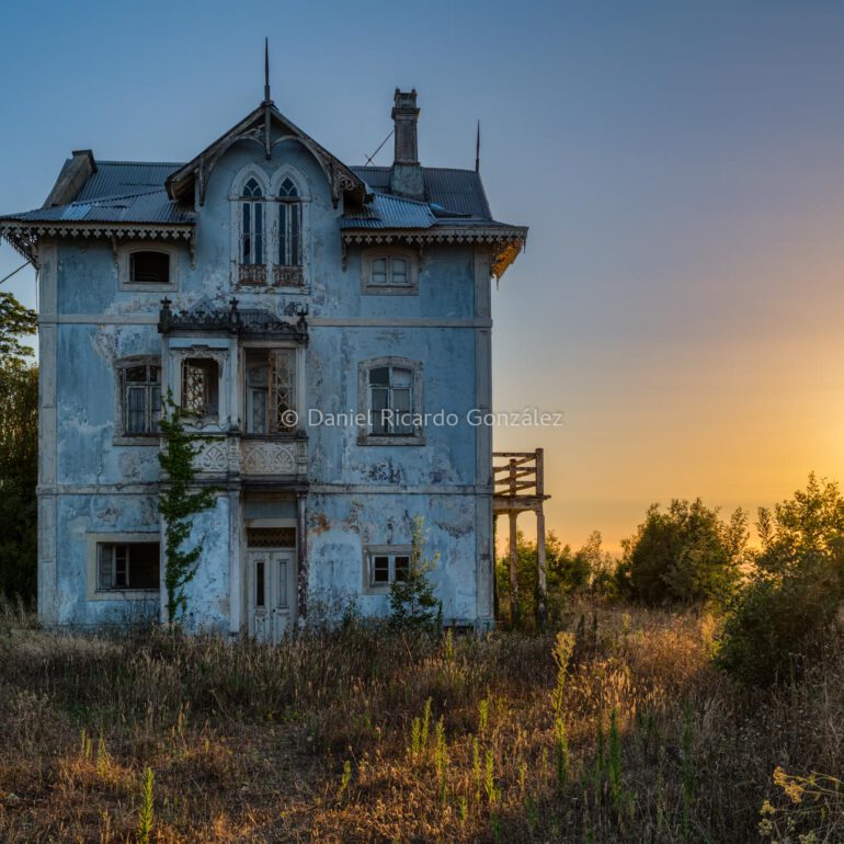 Verlassenes und verfallenes Chalet in Portugal. Abandoned and morbid chalet in Portugal.