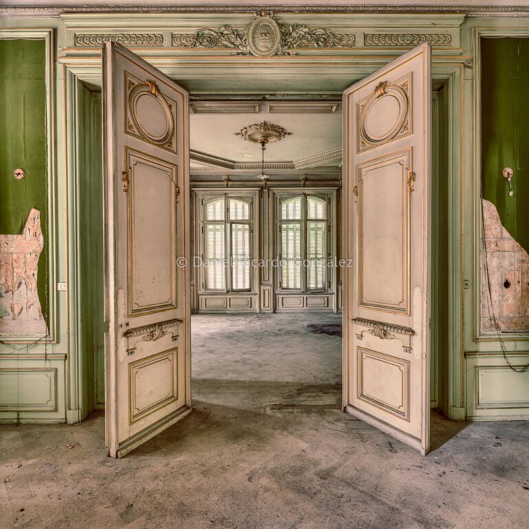 Verlassenes Château in Frankreich in grün. Abandoned château in France in green.
