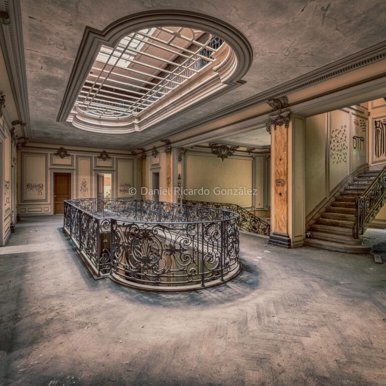 Verlassenes Château in Frankreich mit Lichthof. Abandoned château in France with atrium.