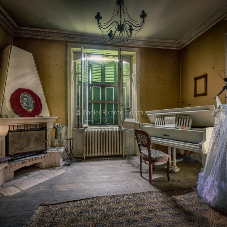 Verlassenes Château in Frankreich mit Hochzeitskleid. Abandoned château in France with Wedding dress.