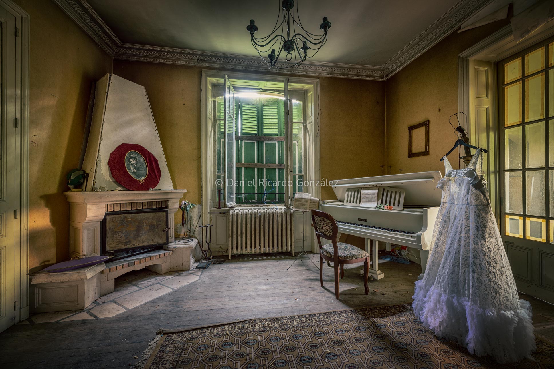 Verlassenes Château in Frankreich mit Hochzeitskleid. Abandoned château in France with Wedding dress.