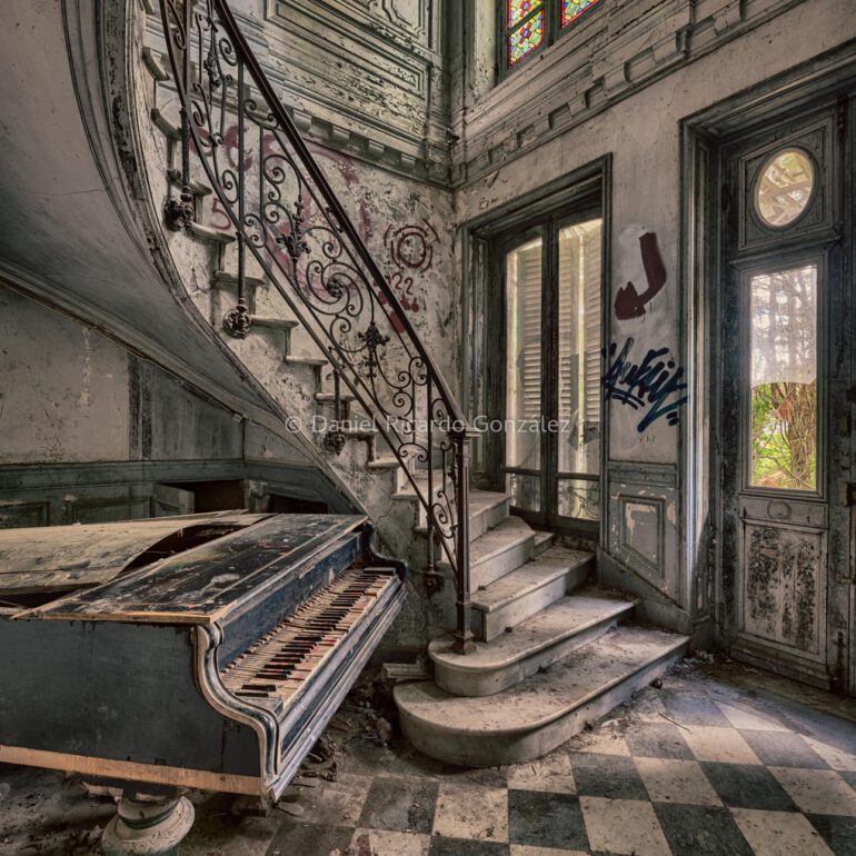 Verlassenes Château in Frankreich mit Flügel Klavier. Abandoned château in France mit Piano.