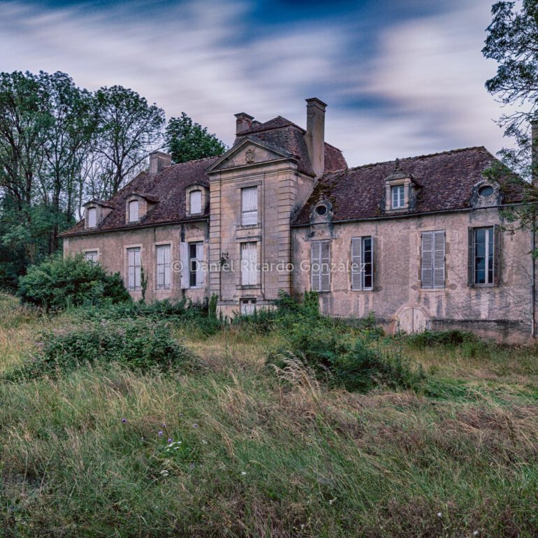 Außenansicht eines verlassenen Schlosses in Frankreich. Exterior view of a abandoned château in France.