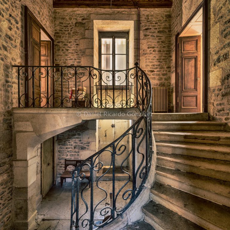 Treppenhaus in einem verlassenen Schlosses in Frankreich. Escalier dans un château abandonné en France.