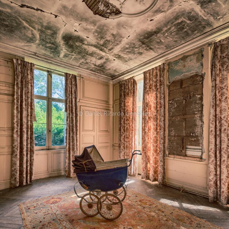 Verlassenes Château in Frankreich mit Kinderwagen. Abandoned château in France with stroller.