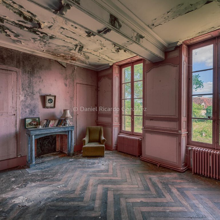 Wohnzimmer in einem verlassenen Schlosses in Frankreich. Salon dans un château abandonné en France.