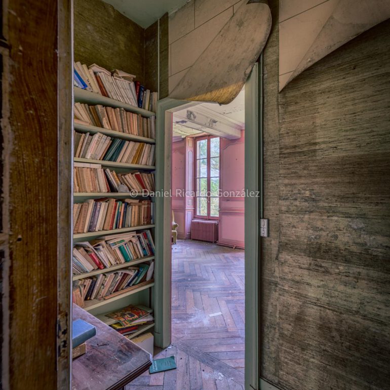 Verlassenes Château in Frankreich mit Bibliothek. Abandoned château in France with library.