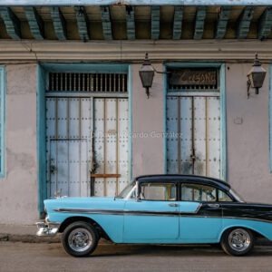 Old mint / black colored Chevrolet in the streets of Santiago de Cuba, Alter mint/ schwarz farbener Chevrolet in den Straßen von Santiago de Cuba