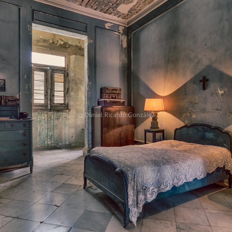 Azurblau Schlafzimmer an einem verlassenen Ort. Alte Villa mit Jesus Kreuz in Kuba. Azure bedroom in an abandoned place. Old villa with Jesus cross in Cuba.
