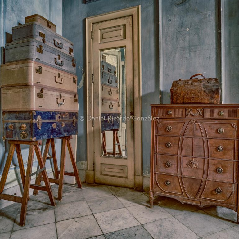 Azurblaues Schlafzimmer an einem verlassenen Ort. Alte Villa mit Koffern in Kuba. Azure bedroom in an abandoned place. Old villa with suitcases in Cuba.