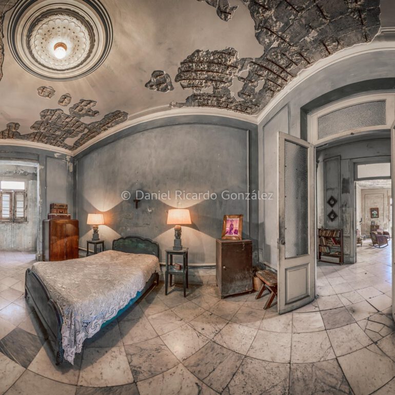 Azurblaues Schlafzimmer an einem verlassenen Ort. Alte Villa mit Koffern in Kuba. Azure bedroom in an abandoned place. Old villa with suitcases in Cuba.