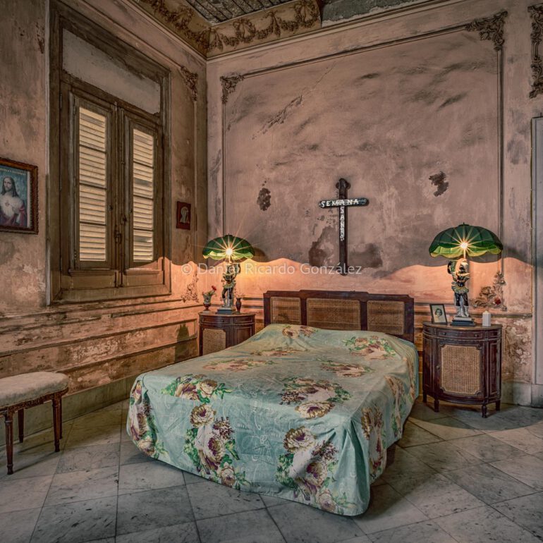 Rosa Schlafzimmer an einem verlassenen Ort. Alte Villa mit Jesus Kreuz in Kuba. Pink bedroom in an abandoned place. Old villa with Jesus cross in Cuba.