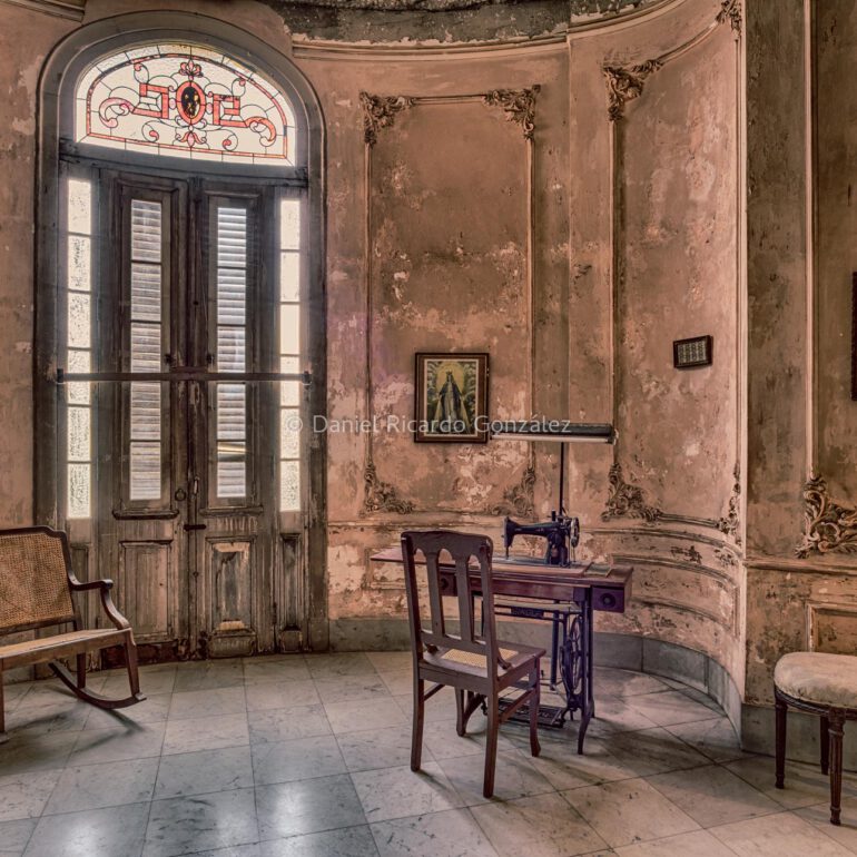 Rosa Schlafzimmer an einem verlassenen Ort. Alte Villa mit Jesus Kreuz in Kuba. Pink bedroom in an abandoned place. Old villa with Jesus cross in Cuba.