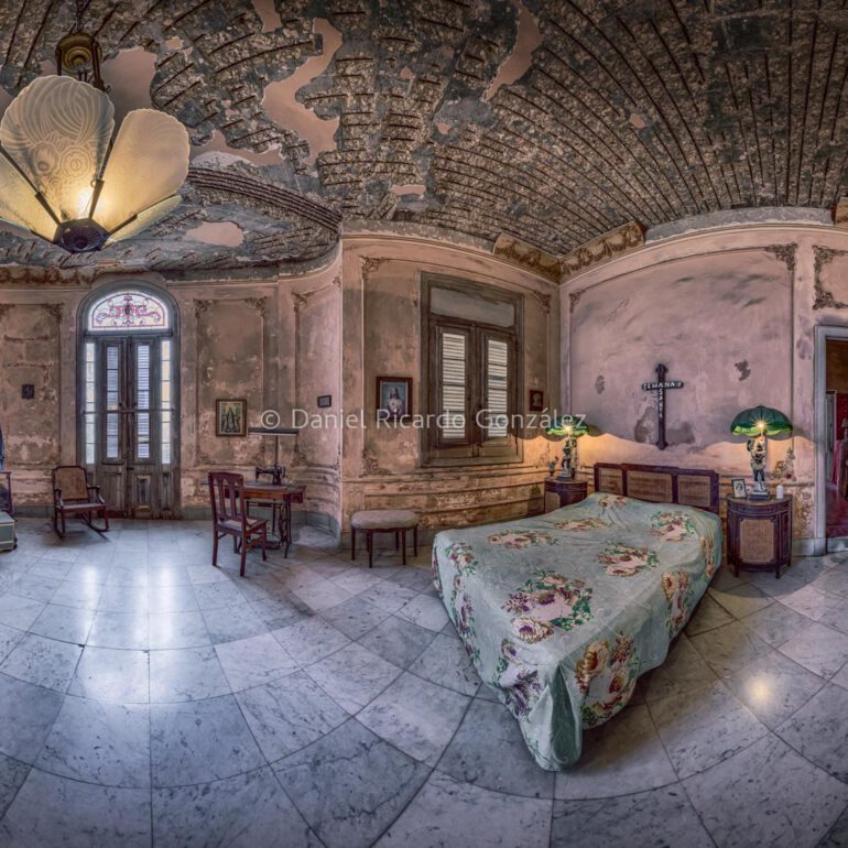 Rosa Schlafzimmer an einem verlassenen Ort. Alte Villa mit Jesus Kreuz in Kuba. Pink bedroom in an abandoned place. Old villa with Jesus cross in Cuba.