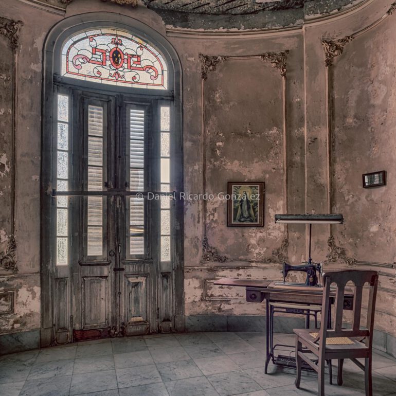 Rosa Schlafzimmer an einem verlassenen Ort. Alte Villa mit Jesus Kreuz in Kuba. Pink bedroom in an abandoned place. Old villa with Jesus cross in Cuba.