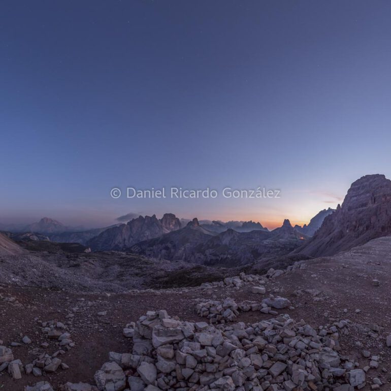 Morgendämmerung bei den 3 Zinnen in den Dolomiten als Panorma. Dawn at the 3 Peaks in the Dolomites as a panorama.
