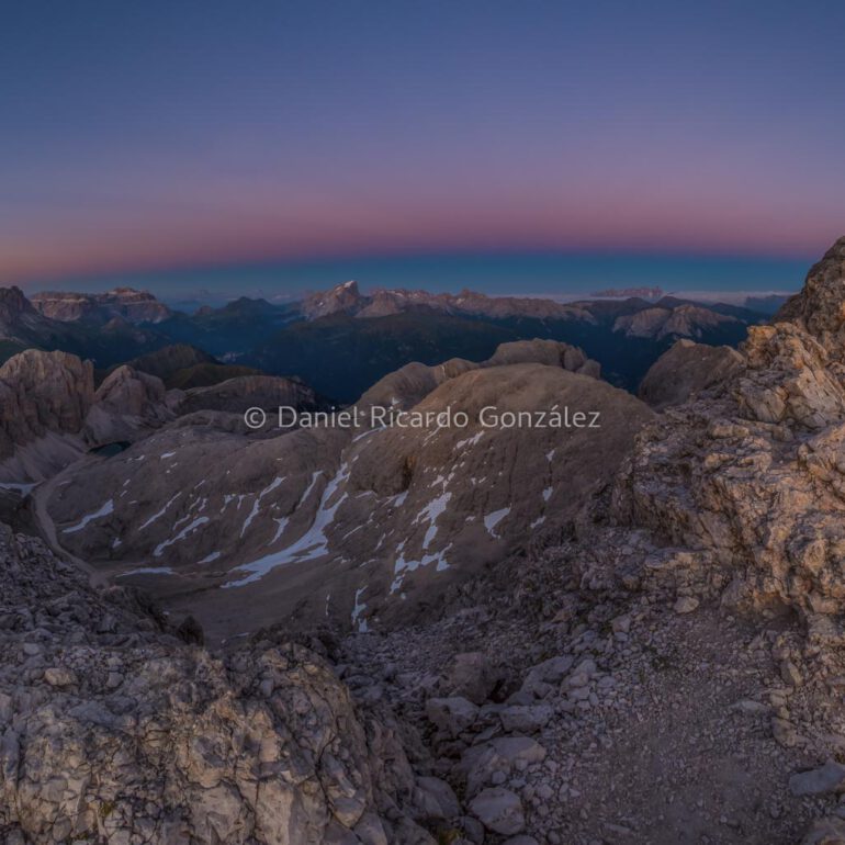 Sonnenuntergang auf dem Kesselkogel in den Dolomiten als Panorma.Sunset on the Kesselkogel in the Dolomites as a panorama.