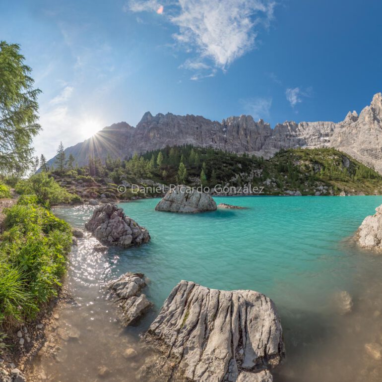 Türkiser Bergsee in den Dolomiten Bergen als Panorama. Turquoise mountain lake in the Dolomites Mountains as a panorama.