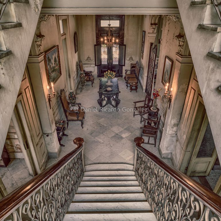 Treppenhaus mit bunten Fenstergläsern in einer verlassenen Kolonial Villa in Havanna Kuba. Staircase with colorful window glasses in an abandoned colonial villa in Havana Cuba.