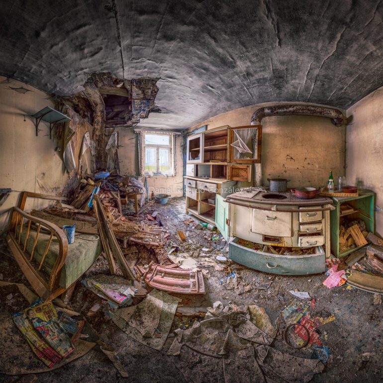 Verlassene und verfallene Küche im Allgäu Bayern. Abandoned and decaying kitchen in Allgäu Bavaria.