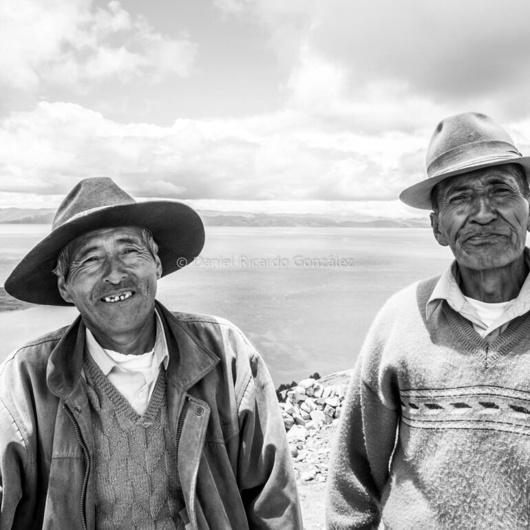 Zwei Wegzöllner auf der Insel Isla del sol in Bolivien. Two customs officers on the island of Isla del sol in Bolivia.
