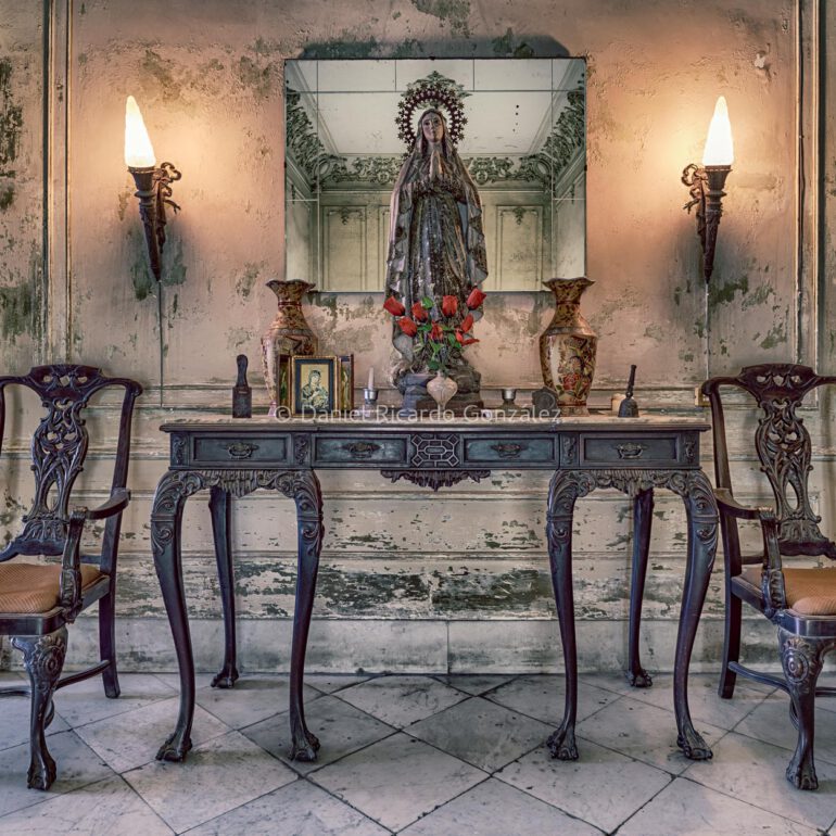 Verlassene alte Villa im Kolonial Stil mit Marien Statue in Havanna Kuba. Abandoned old colonial style mansion with Mary's statue in Havana Cuba.