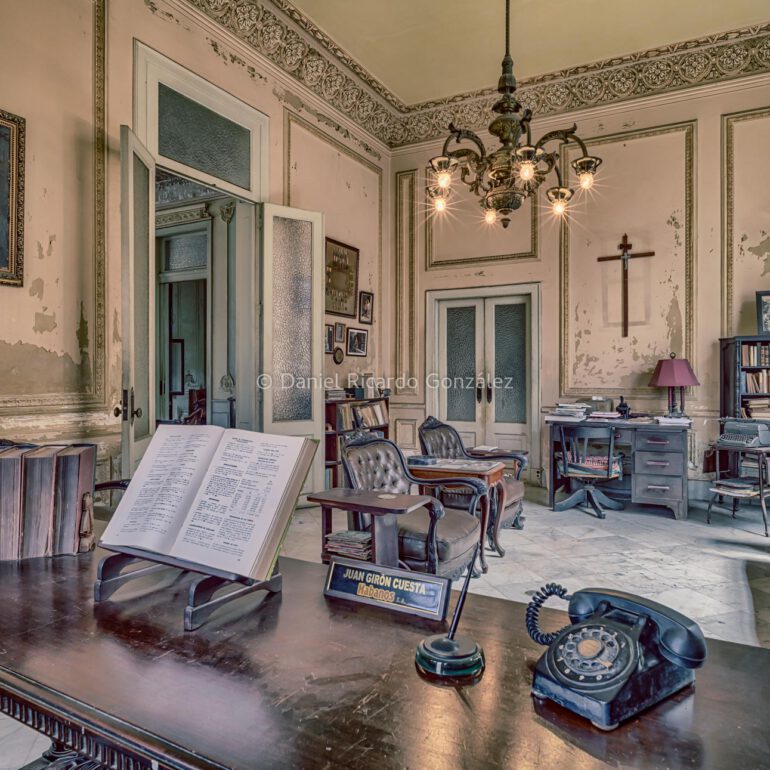 Lost Place Büro alte Villa Havanna Kuba. Lost Place Office Old Villa Havana Cuba.