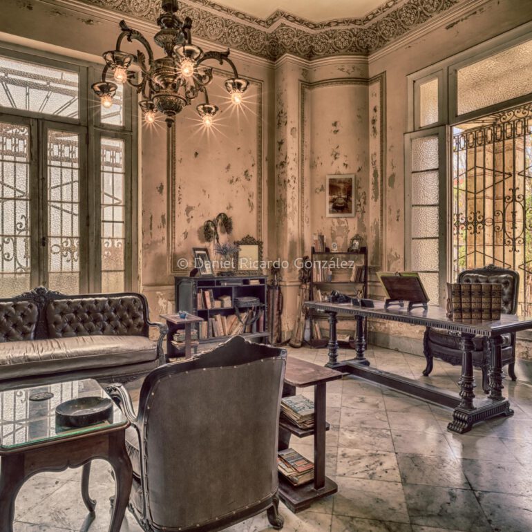 Lost Place Büro alte Villa Havanna Kuba. Lost Place Office Old Villa Havana Cuba.