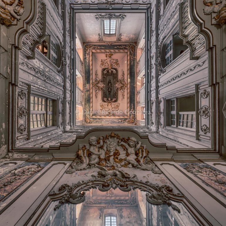 Barocker Lichtinnenhof eines verlassenen Palastes in Portugal. Baroque light courtyard of an abandoned palace in Portugal.