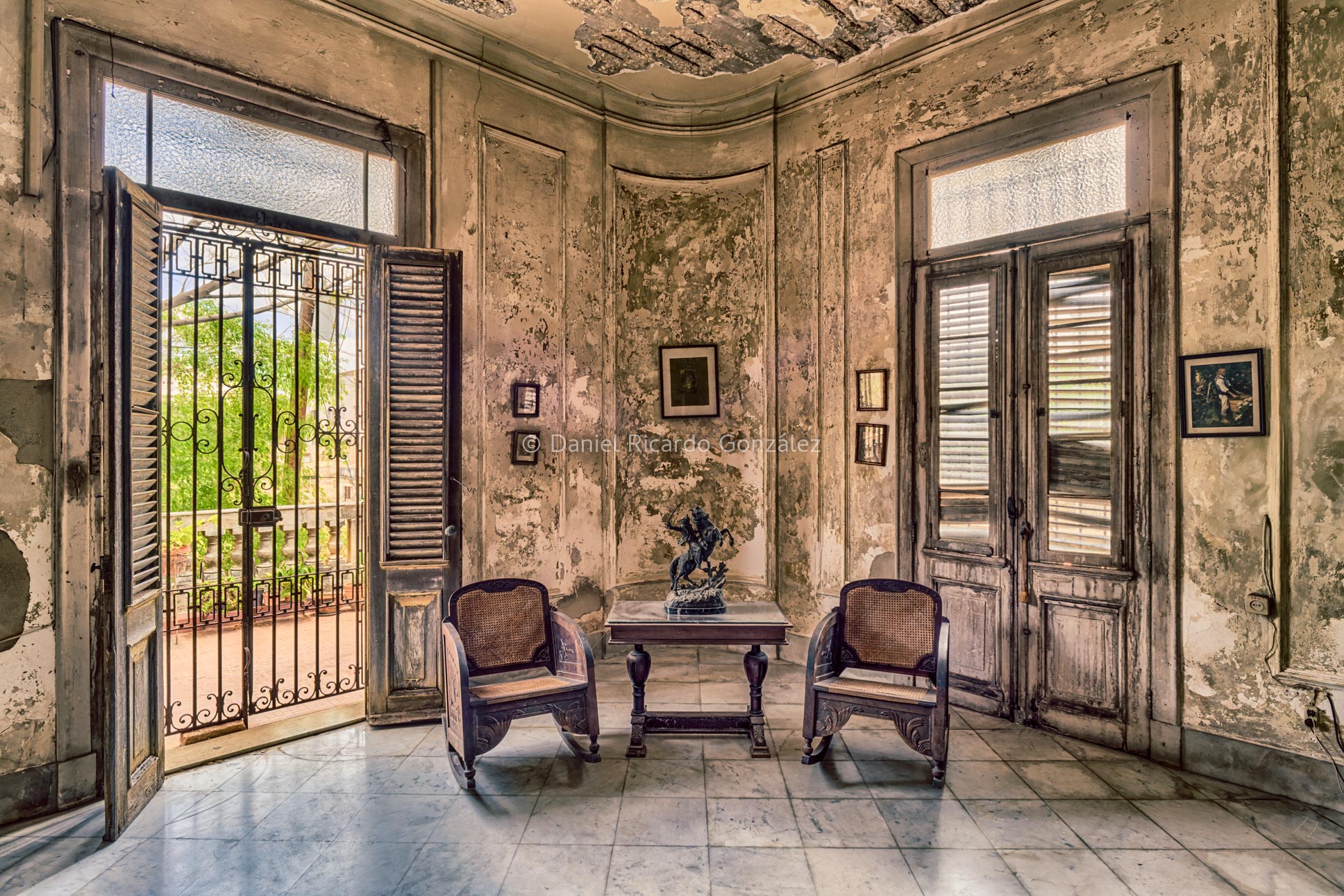 Lost Place Raucherzimmer Herrenzimmer alte Villa Havanna Kuba:Lost Place smoking room mansion old mansion Havana Cuba.