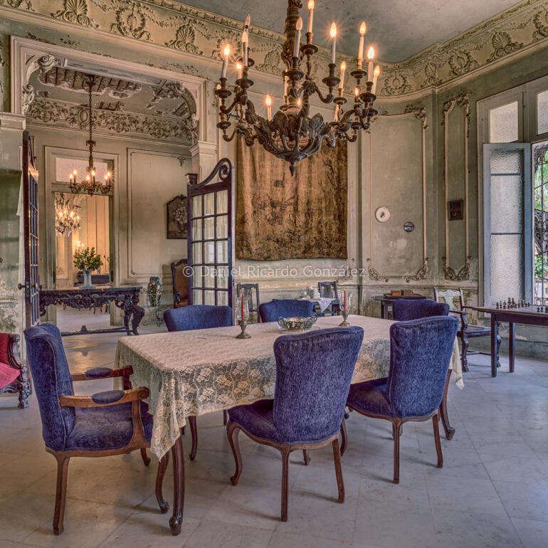 Verlassener Ort Esszimmer alte Villa Kolonial Havanna Kuba. Abandoned Place Dining Room Old Villa Colonial Havana Cuba.