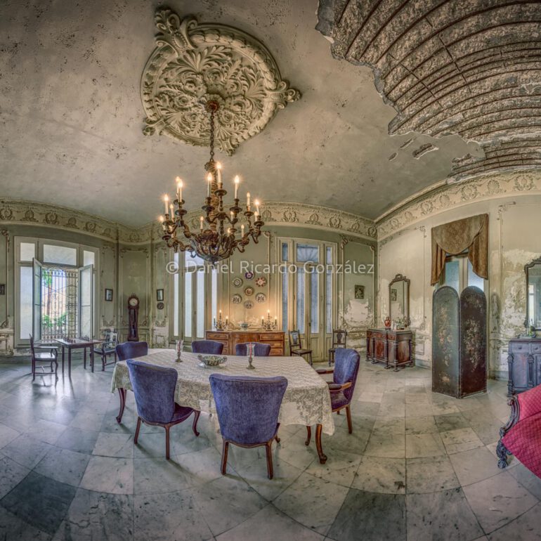 Verlassener Ort Esszimmer alte Villa Kolonial Havanna Kuba. Abandoned Place Dining Room Old Villa Colonial Havana Cuba.
