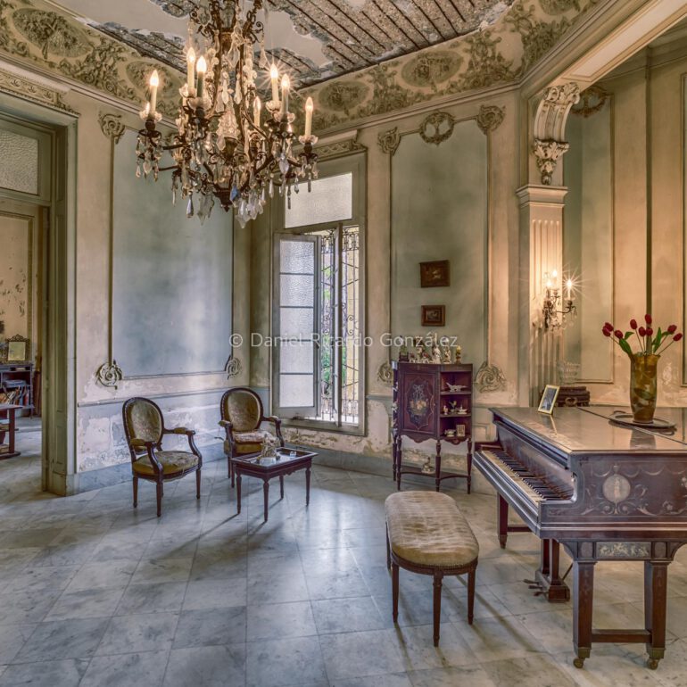 Verlassener Ort Musik Zimmer alte Villa Kolonial Havanna Kuba. Abandoned Place Music Room Old Villa Colonial Havana Cuba.