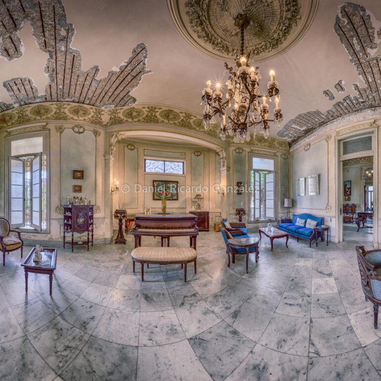 Verlassener Ort Musik Zimmer alte Villa Kolonial Havanna Kuba. Abandoned Place Music Room Old Villa Colonial Havana Cuba.