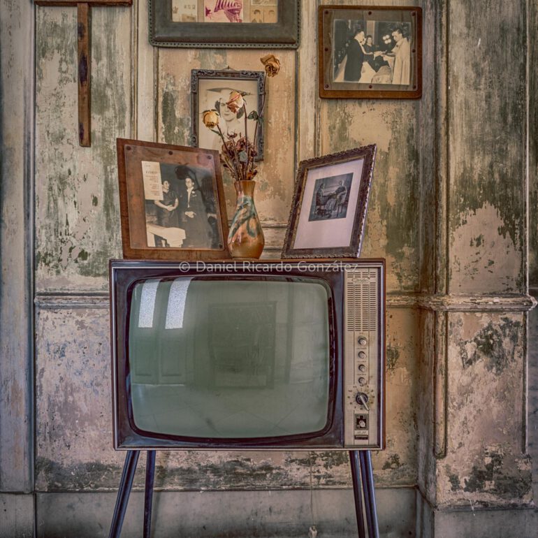 Verlassener Ort Fernsehzimmer alte Villa Kolonial Havanna Kuba. Abandoned place TV room old villa Colonial Havana Cuba.