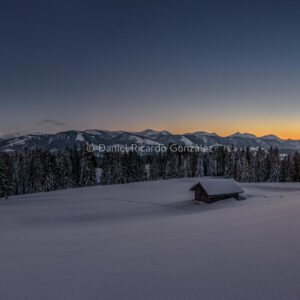 Winterpanorama bei Dämmerung mit Berghütte im Hintergrund die Nagelfluhkette. Winter panorama at dusk with mountain hut in the background the Nagelfluhkette.