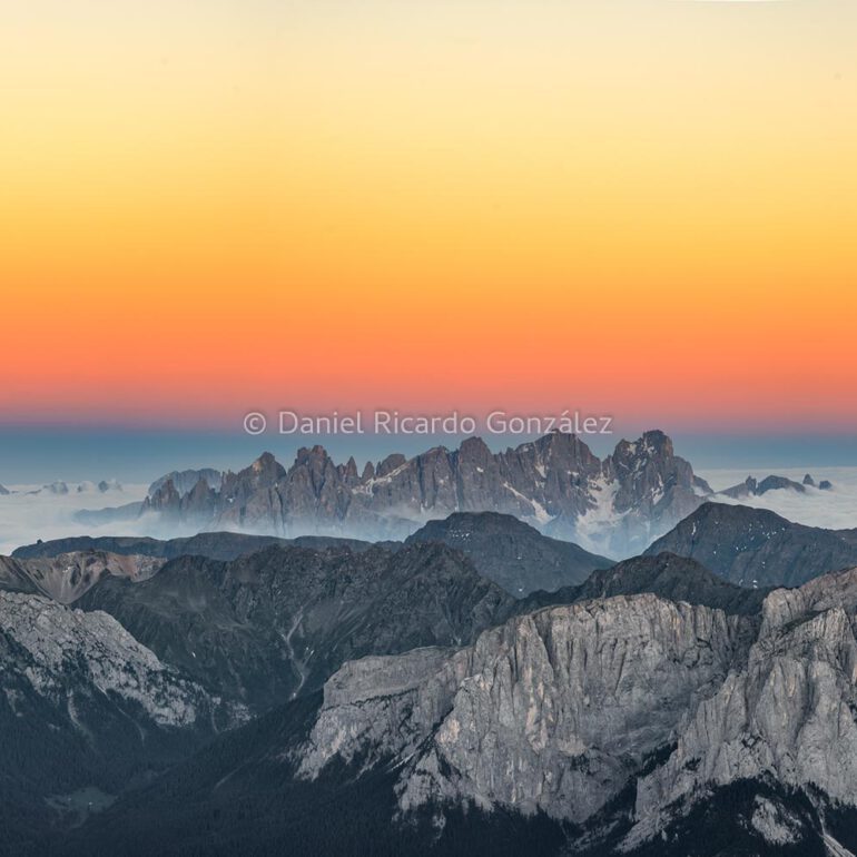 Sonnenuntergang auf dem Kesselkogel in den Dolomiten als Panorma.Sunset on the Kesselkogel in the Dolomites as a panorama.