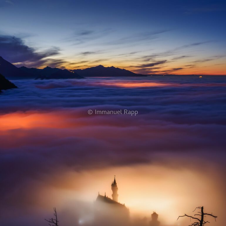 Schloss Neuschwanstein im Nebel Füssen im südöstlichen Bayern Hohenschwangau Allgäu König Ludwig II Castle in the Fog in South-Eastern Bavaria King Ludwig II